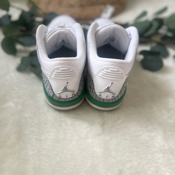 Jordan 3 Retro White and Green Sneakers with Classic Design - Picture 4 of 12